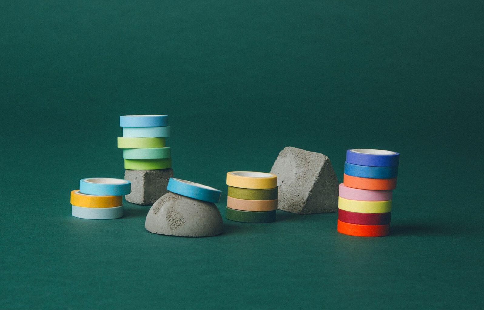 Tre stenar och fyra högar med runda byggstenar