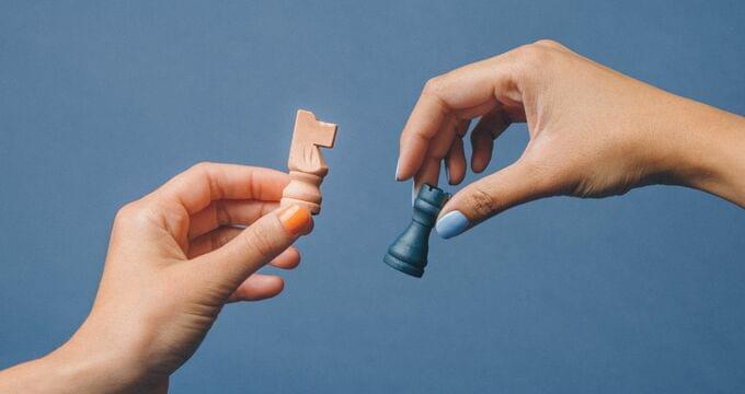 Un homme qui se détend sur une chaise gonflable symbolisant l’importance de la rétention des clients.